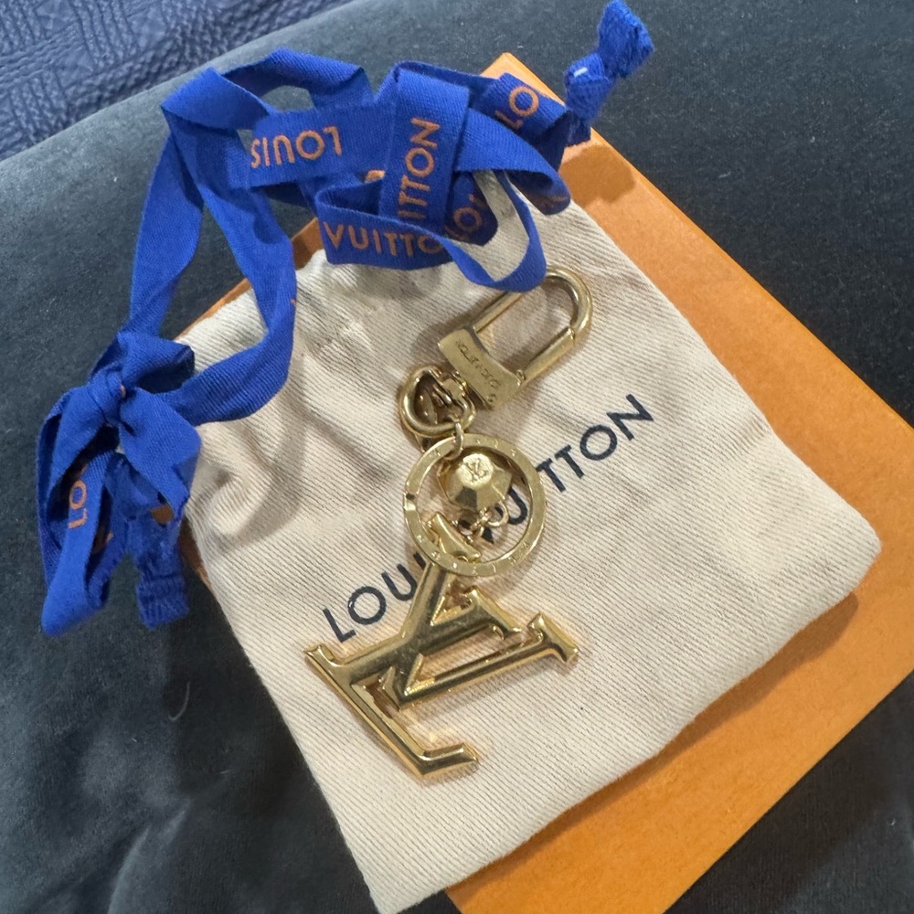 Louis Vuitton Elegant Gold LV Keychain
